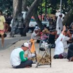 Umat berdoa sementara pedagang menunggu pembeli di sekitar lokasi ibadah