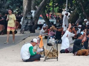 Umat berdoa sementara pedagang menunggu pembeli di sekitar lokasi ibadah