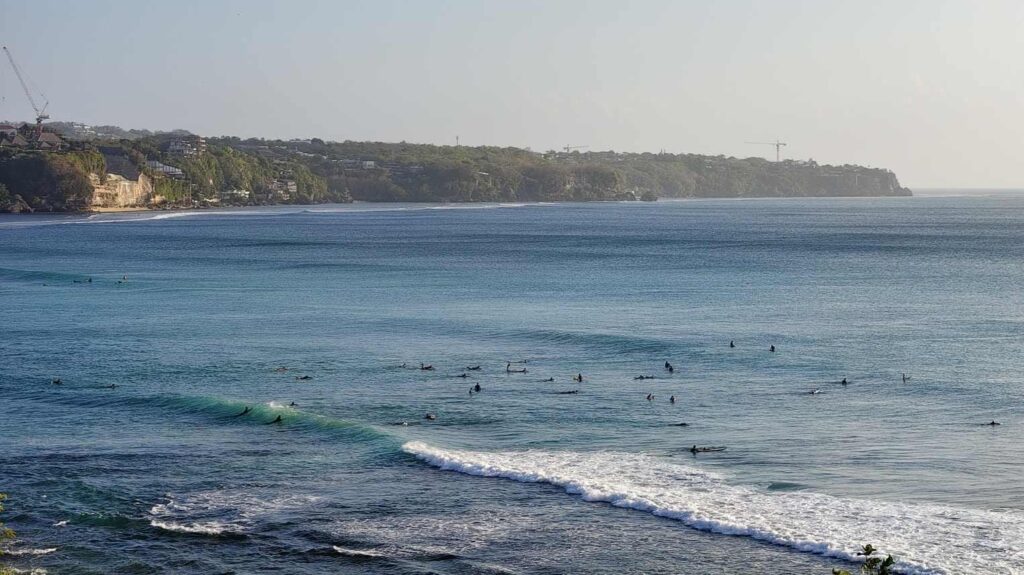 Peselancar menaklukkan ombak di Uluwatu dengan keterampilan dan keberanian