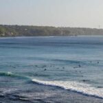 Peselancar menaklukkan ombak di Uluwatu dengan keterampilan dan keberanian