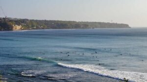 Peselancar menaklukkan ombak di Uluwatu dengan keterampilan dan keberanian