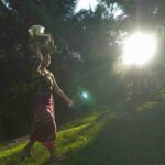 Perempuan Bali yang mencerminkan harmoni antara tradisi dan kehidupan modern