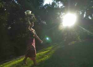 Perempuan Bali yang mencerminkan harmoni antara tradisi dan kehidupan modern