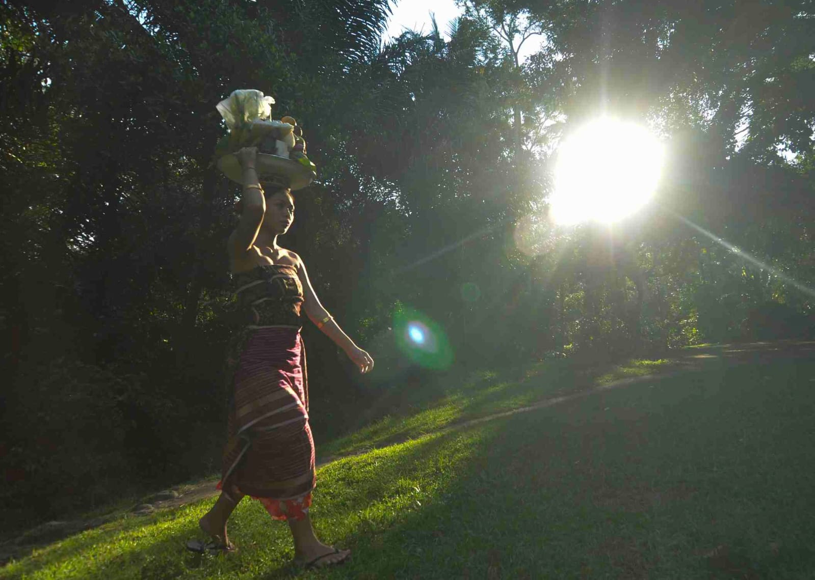 Perempuan Bali yang mencerminkan harmoni antara tradisi dan kehidupan modern