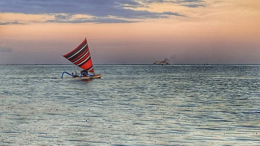 Perahu layar yang menggambarkan kepemimpinan, kemampuan beradaptasi, dan keteguhan mencapai tujuan