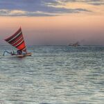 Perahu layar yang menggambarkan kepemimpinan, kemampuan beradaptasi, dan keteguhan mencapai tujuan