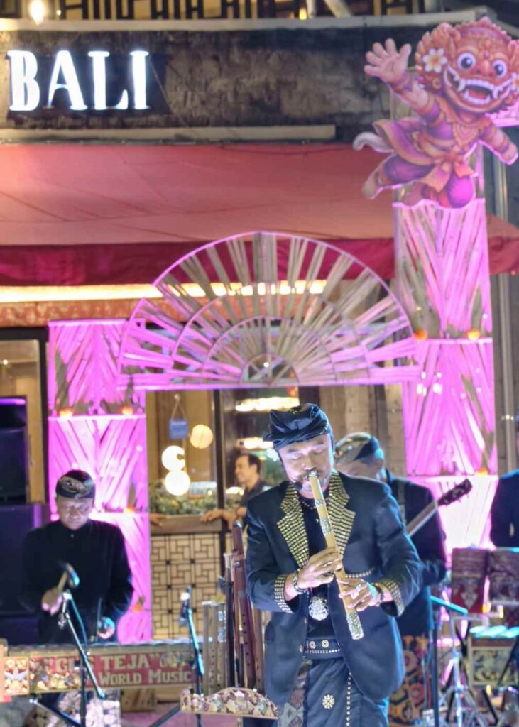 Penampilan Gus Teja World Music di Samasta Lifestyle Village.