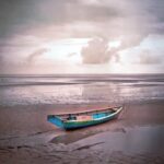 Perahu yang bersandar menggambarkan keberanian untuk melangkah dan menjalani perjalanan