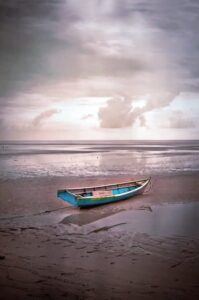 Perahu yang bersandar menggambarkan keberanian untuk melangkah dan menjalani perjalanan