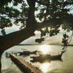 Perahu-perahu yang bersandar di tepi pantai menunggu waktu untuk kembali berlayar