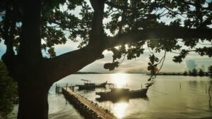 Perahu-perahu yang bersandar di tepi pantai menunggu waktu untuk kembali berlayar