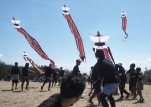 Masyarakat Bali memainkan layangan sebagai bagian dari tradisi budaya.