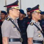 Kombes Pol. William Asnandar Simanjuntak dan AKBP Ike Krisnadian dalam momen serah terima jabatan di Polda Maluku Utara.