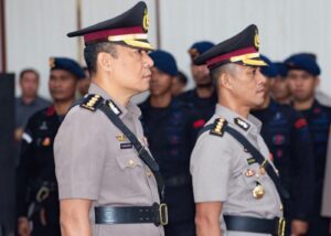 Kombes Pol. William Asnandar Simanjuntak dan AKBP Ike Krisnadian dalam momen serah terima jabatan di Polda Maluku Utara.