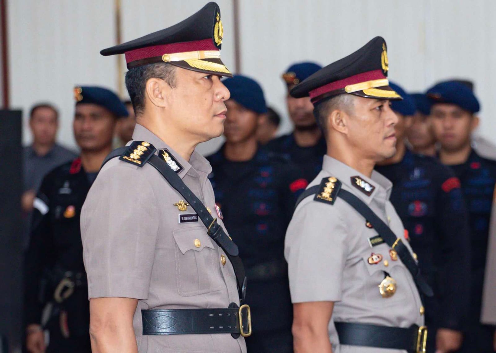 Kombes Pol. William Asnandar Simanjuntak dan AKBP Ike Krisnadian dalam momen serah terima jabatan di Polda Maluku Utara.
