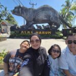 Wisatawan mempelajari proses pembuatan kopi luwak di Alas Harum.