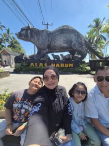 Wisatawan mempelajari proses pembuatan kopi luwak di Alas Harum.