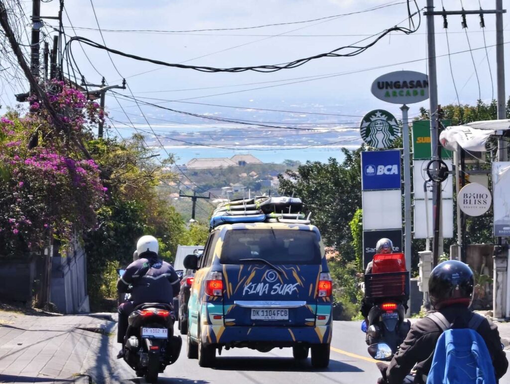 Panorama Bali Selatan dari jalur Jalan Uluwatu di tengah hiruk-pikuk lalu lintas.