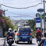 Panorama Bali Selatan dari jalur Jalan Uluwatu di tengah hiruk-pikuk lalu lintas.