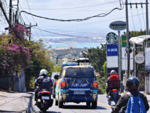 Panorama Bali Selatan dari jalur Jalan Uluwatu di tengah hiruk-pikuk lalu lintas.