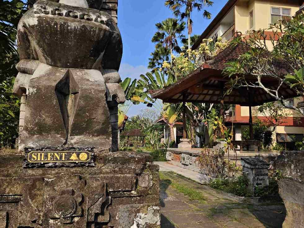 Papan bertuliskan “SILENT” di tengah suasana tenang dan rimbun.