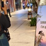 Foto di media sosial yang menggambarkan identitas dan cerita seseorang.