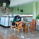 Staf Hanza Cafe mengajak anak bermain di sela kesibukan melayani pelanggan.