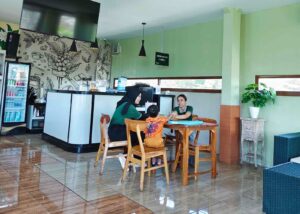 Staf Hanza Cafe mengajak anak bermain di sela kesibukan melayani pelanggan.