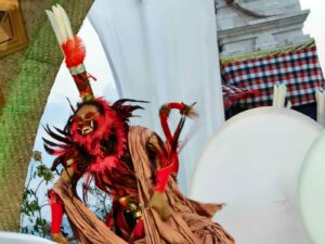 Pertunjukan Hanoman Obong dari Bumi Bajra di panggung amfiteater Sira Village.