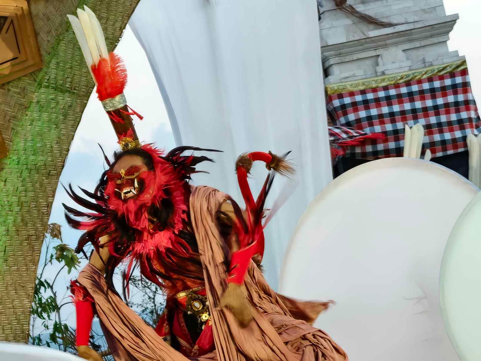 Pertunjukan Hanoman Obong dari Bumi Bajra di panggung amfiteater Sira Village.