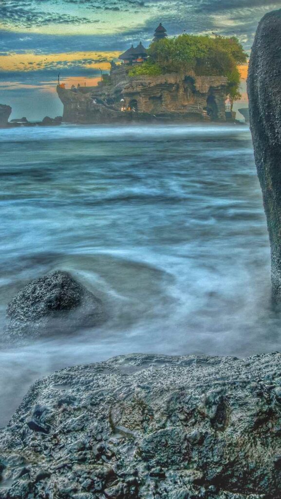 Ikon wisata Bali dengan panorama alam dan kawasan suci yang bersejarah.