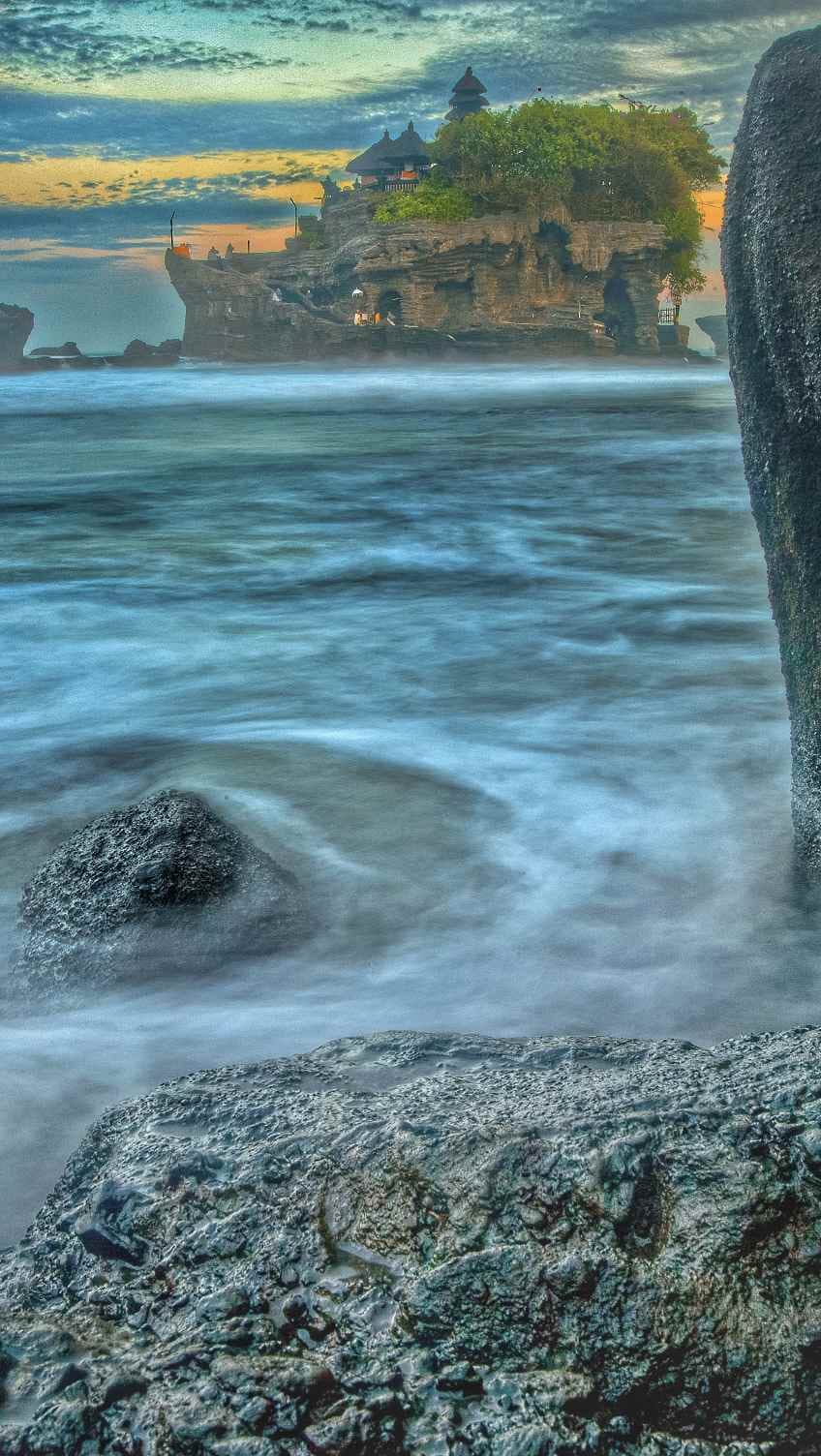 Ikon wisata Bali dengan panorama alam dan kawasan suci yang bersejarah.