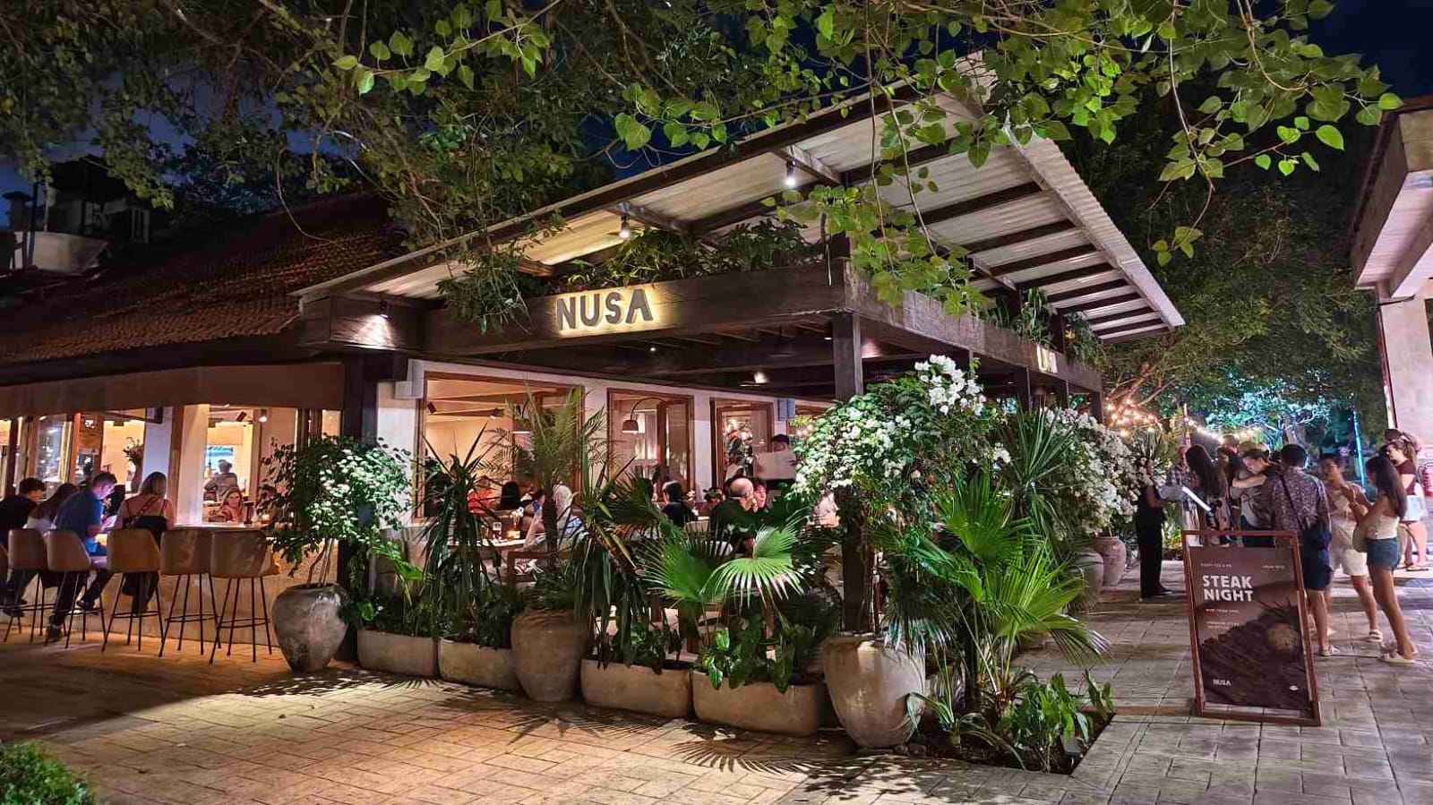 Suasana Nusa By:Suka yang ramai pada Jumat malam di Bali Collection, Nusa Dua.