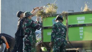 Karya Bakti TNI Satnonkowil Kesdam IX/Udayana bersama Babinsa dan warga di Peguyangan Kaja.