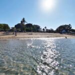 Suasana kawasan Sanur sebagai destinasi liburan keluarga di Bali.