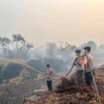 Personel Satbrimob Polda Bali melakukan penanganan kebakaran di sejumlah lokasi.