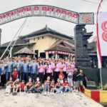 Kompol I Wayan Budiarsa bersama Ny. Dewi Budiarsa dan personel Batalyon B Pelopor Satbrimob Polda Bali.