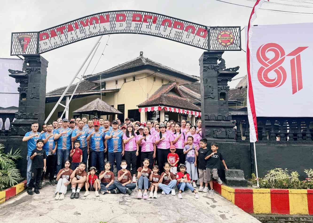 Kompol I Wayan Budiarsa bersama Ny. Dewi Budiarsa dan personel Batalyon B Pelopor Satbrimob Polda Bali.