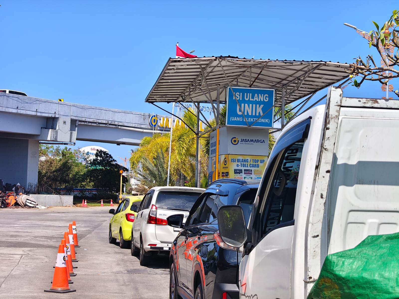 Gerbang Tol Bali Mandara dengan sistem pembayaran nontunai menggunakan kartu uang elektronik.