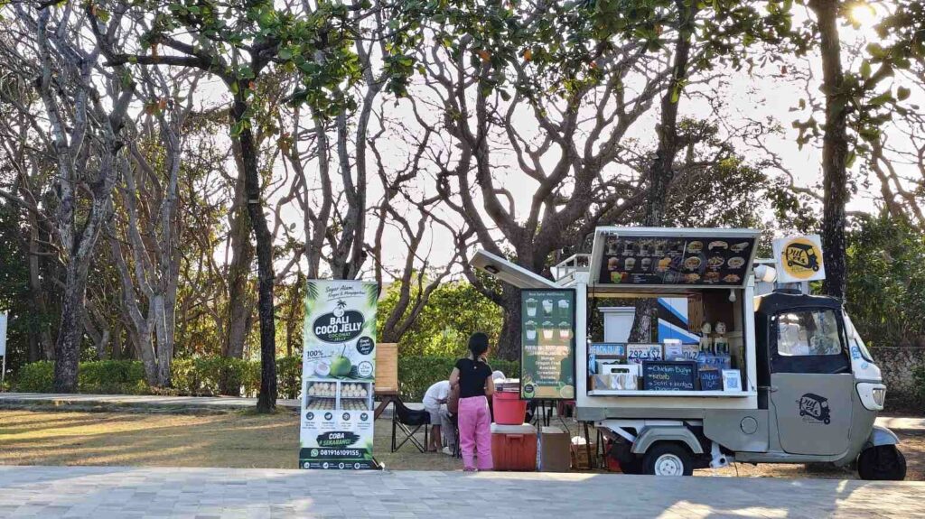 Coco jelly dalam kelapa segar di Peninsula Nusa Dua.