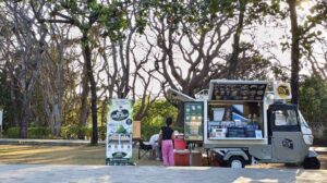 Coco jelly dalam kelapa segar di Peninsula Nusa Dua.