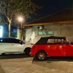Mobil klasik yang menyimpan cerita dan kenangan dari masa lalu.