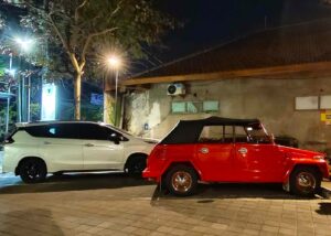 Mobil klasik yang menyimpan cerita dan kenangan dari masa lalu.