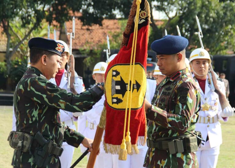 Penyerahan Panji Pataka Dhuaja Satbrimobda Polda Bali kepada Kombes Pol. Febryanto Siagian.