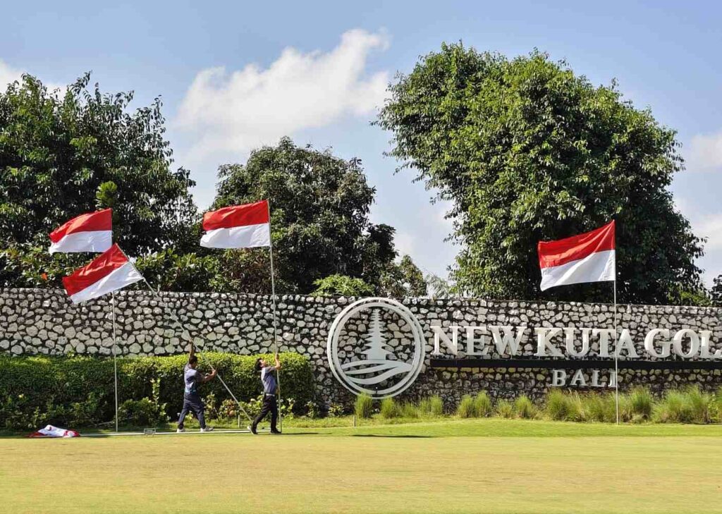 Pegawai memasang bendera Merah Putih di kawasan New Kuta Golf