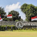 Pegawai memasang bendera Merah Putih di kawasan New Kuta Golf