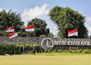 Pegawai memasang bendera Merah Putih di kawasan New Kuta Golf
