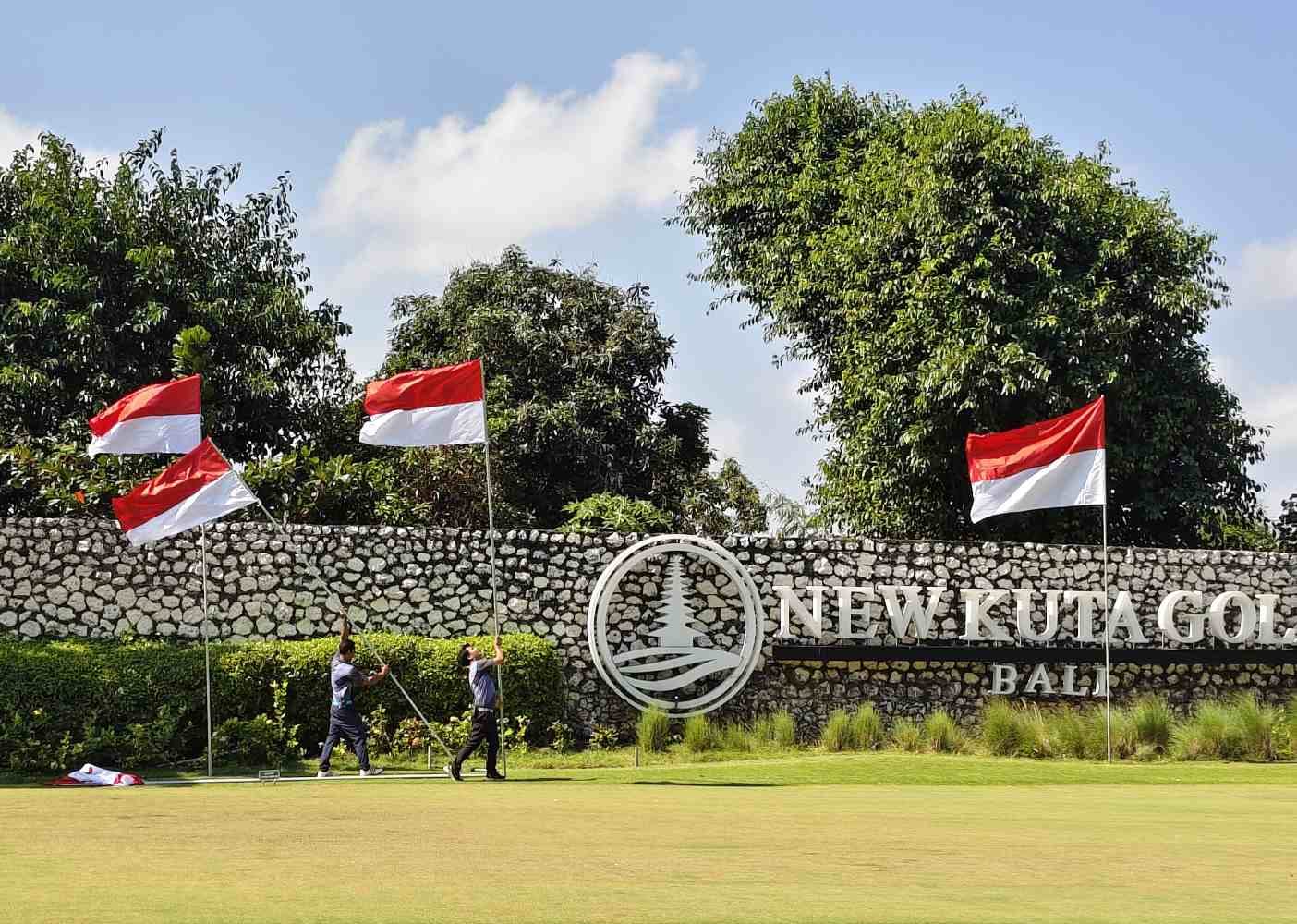 Pegawai memasang bendera Merah Putih di kawasan New Kuta Golf