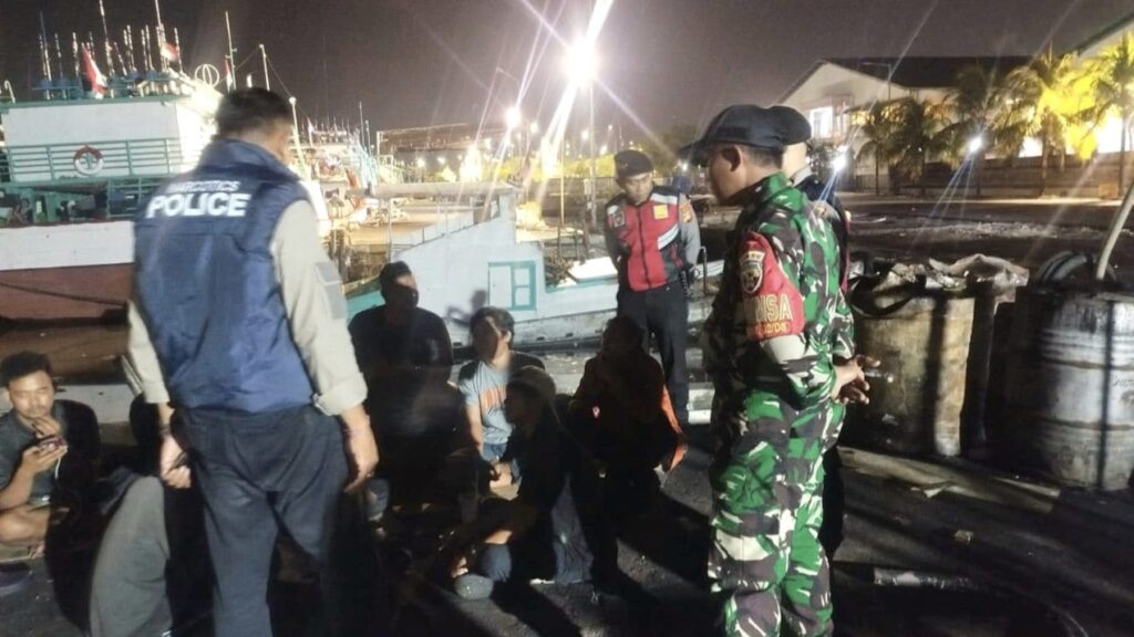 Patroli malam menjaga keamanan dan ketertiban di kawasan Pelabuhan Benoa.