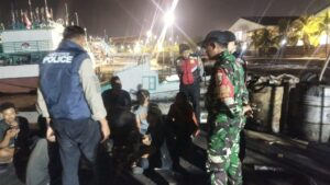 Patroli malam menjaga keamanan dan ketertiban di kawasan Pelabuhan Benoa.